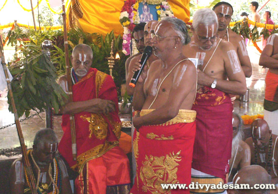 Jeeyars in Saatrumarai Goshti - Sri. Kannamani Swamigal Speaks on the occasion